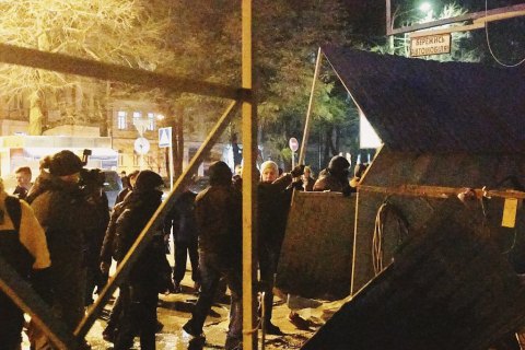 КГГА обжаловала решение суда, запрещающее сносить забор на месте Сенного рынка