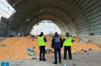 Росіяни вдарили по ангарах з зерном у Харківській області