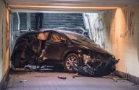 У Києві легковик влетів у підземний перехід