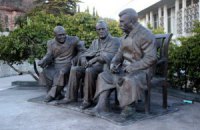 В Ялте открыли памятник Сталину, Черчиллю и Рузвельту