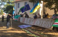 Активисты пикетировали замок, где проходила встреча Путина и Меркель, с призывом освободить Сенцова