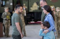 Зеленський зустрівся з військовими розвідниками і вручив державні нагороди
