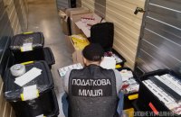ДФС в Києві провела 10 обшуків в місцях реалізації фальсифікованих тютюнових виробів
