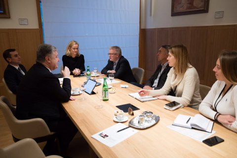Порошенко: Украина должна придерживаться евроинтеграционного вектора