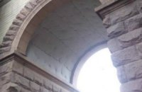 С арки здания КГГА убрали советскую символику