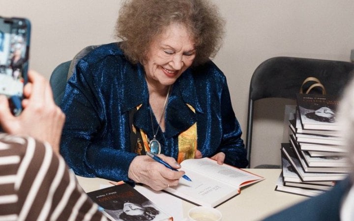 «Хотіла б бути на війні»: про що Ліна Костенко говорила на презентації нової книжки 