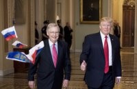 У Капітолії чоловік кинув у Трампа російські прапорці з криком "Трамп - це зрада!"