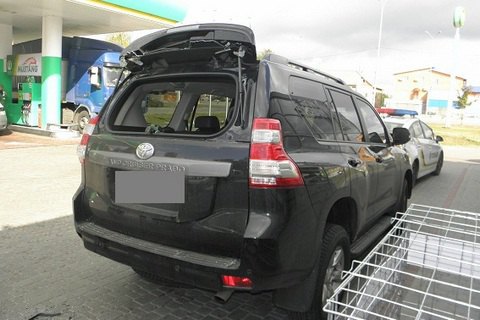 На киевской заправке у водителя Land Cruiser забрали сумку с миллионом гривен