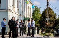 Вооруженные люди окружили здание Меджлиса в Симферополе, проводится обыск