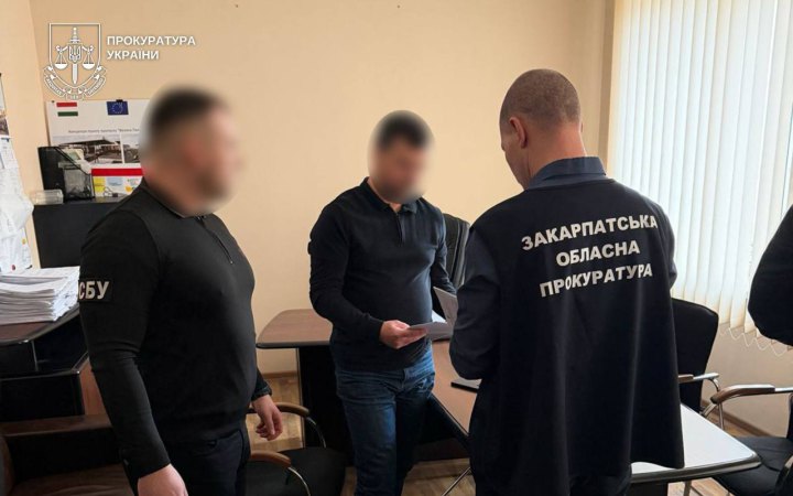 Посадовця Служби відновлення підозрюють у завищенні вартості дорожніх робіт на трасі «Долина - Хуст»