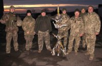 ​Под Мариуполем военные собрали "новогоднюю елку" из вражеских снарядов
