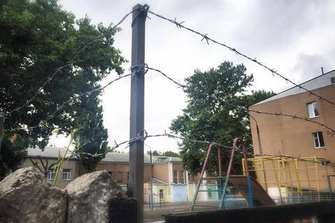 ​В Николаеве гимназию обнесли колючей проволокой
