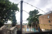 ​В Николаеве гимназию обнесли колючей проволокой