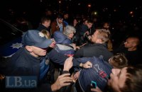 На месте скандального строительства на ул. Ревуцкого в Киеве произошла массовая драка (обновлено)