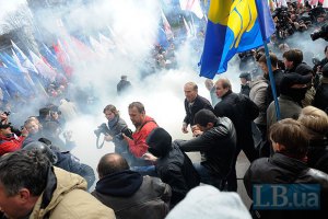 В милиции признали, что использовали слезоточивый газ под Киевсоветом