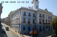 Депутат Черновицкого горсовета залез в кабинет мэра при помощи автовышки