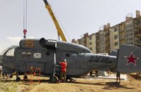 В Крыму военный вертолет установили на постамент