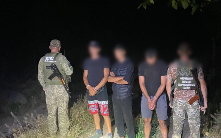Двоє чоловіків за "послугу" нелегального перетину кордону планували "розплатитися" працею