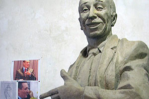 В Сумах установили памятник "Веселый сумчанин" 