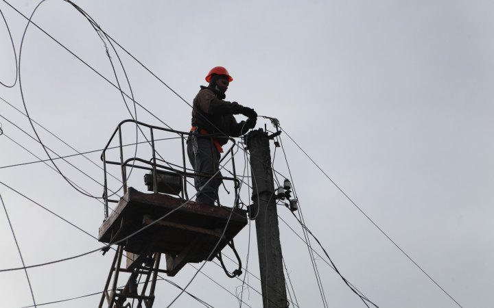 На Харківщині бригада енергетиків двічі за добу потрапила під обстріл росіян