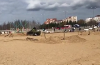 В Петербурге трое человек пострадали, упав под танк во время катания в парке