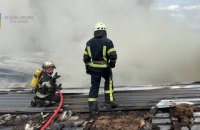У Києві спалахнула пожежа на складі, вогонь охопив 1200 кв. м