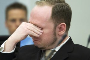 Брейвик прослезился в суде на кадрах о крестоносцах