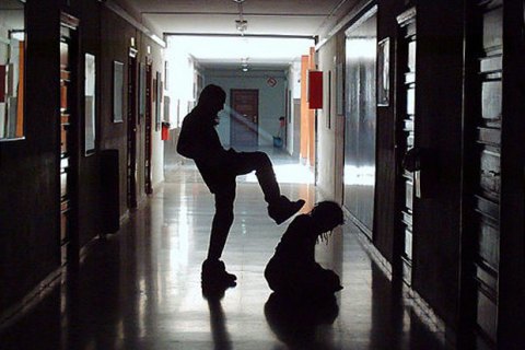 ​Суд Киева оштрафовал на 850 гривен мать подростка, который "травил" одноклассника