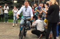 Ляшко приехал в Администрацию президента на велосипеде