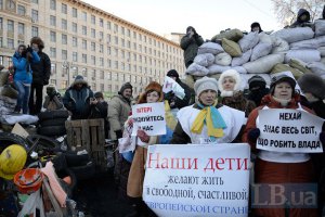 На Грушевского демонстранты начали наводить порядок