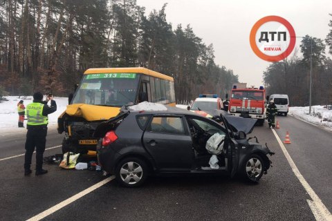 Под Киевом в ДТП попала маршрутка и две легковушки, есть погибший