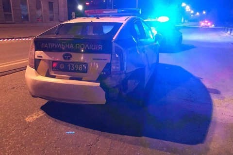 ​В центре Киева мужчина угнал полицейский автомобиль и сбил патрульную 