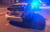 У центрі Києва чоловік викрав поліцейський автомобіль і збив патрульну