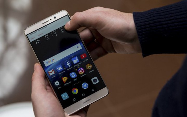 Китайська Huawei видалила зі свого магазину застосунки трьох російських банків