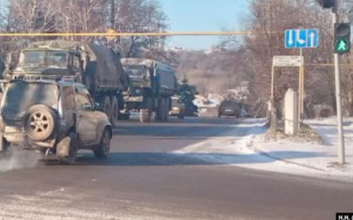 В окуповане Чистякове Донецької області масово зʼїжджаються дружини й матері окупантів