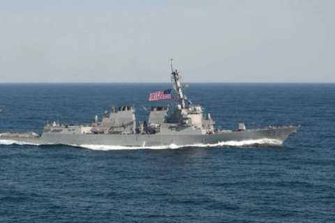 Американский эсминец попал под ракетную атаку вблизи Йемена