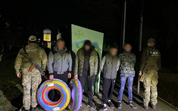 На Закарпатті затримали порушників кордону, які збиралися перепливати Тису на надувних "пончиках"