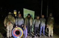 На Закарпатті затримали порушників кордону, які збиралися перепливати Тису на надувних "пончиках"