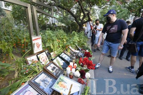 Киевляне несут цветы и свечи к посольству Беларуси после смерти активиста Шишова 