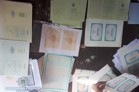Кіберполіція затримала шістьох підозрюваних у підробці документів