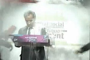 ​Во Франции кандидата в президенты обсыпали мукой