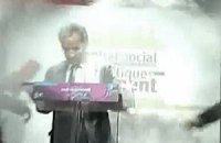 ​Во Франции кандидата в президенты обсыпали мукой