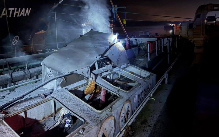 Ворог всю ніч атакував порти Одещини. Пошкоджені елеватори, склади, баржа, судна під іноземними прапорами
