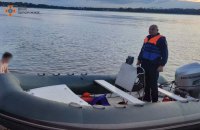 У Запоріжжі надзвичайники визволяли чоловіка, який тонув, і його рятівника