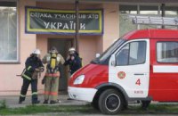 В Киеве на Жилянской в офис волонтеров бросили коктейль Молотова