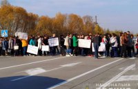 Учителя из-за долгов по зарплате перекрыли международную трассу в Житомирской области