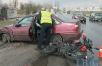 У Києві неуважний водій авто збив мотоцикліста