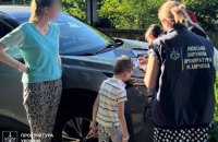 У Харкові 6-річного хлопчика вилучили від матері, після відео з побиттям