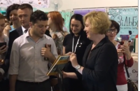 На Книжном Арсенале Зеленскому подарили книгу "Политика для начинающих"