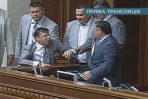 Депутаты отказались изменить закон о языках. В Раде возникла потасовка